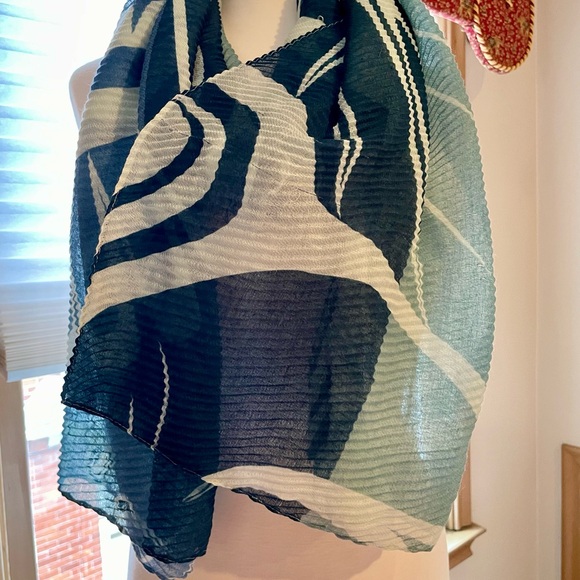 Northwest Blue Heron Eco Scarf - Picture 5 of 7